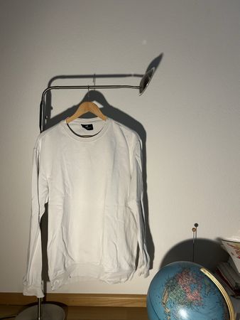 Weisser Pullover