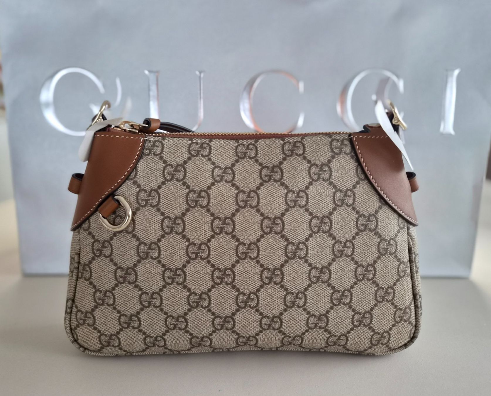 Gucci Borse da donna: New !  Gucci Emblem Shoulder Bag – Nuovo e nell'imballaggio originale da Oberrohrdorf venduto da RosePourpre 7
