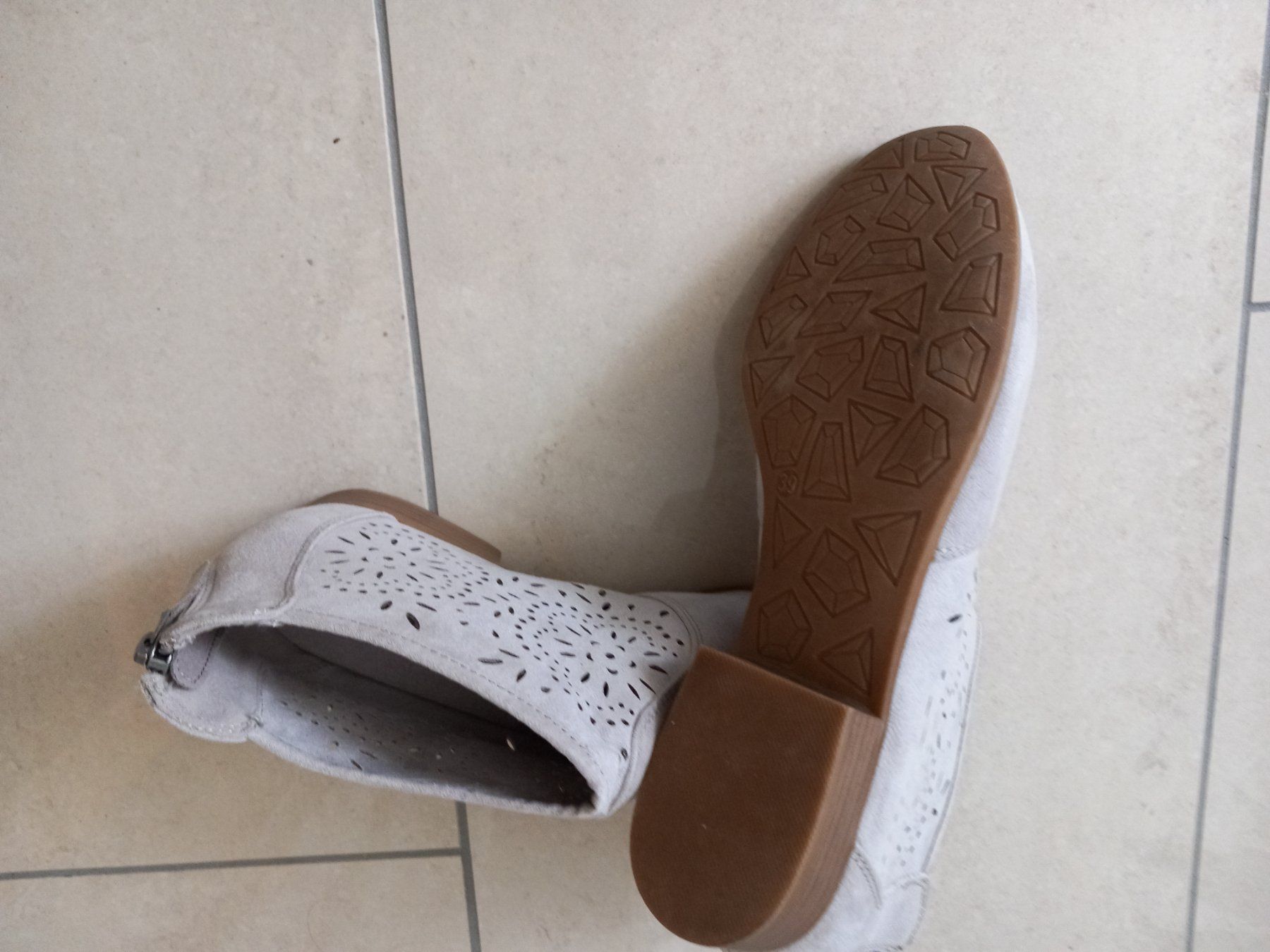 Graceland Scarpe da donna: Sommer-Stiefeletten mit Lochmuster Gr.39 – Nuovo (secondo la descrizione) da Oberwil b. Zug venduto da roshan01 1