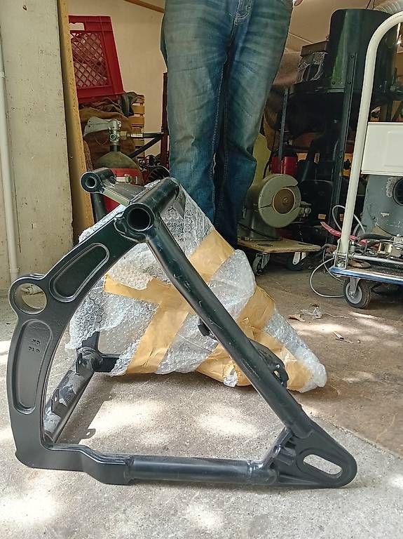 Harley-Davidson Tutti i ricambio per moto: Harley Davidson Softtail Schwinge – Nuovo e nell'imballaggio originale da Oberglatt ZH venduto da Etaner123