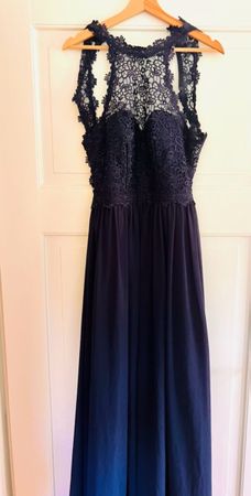 Langes rückenfreies Abendkleid