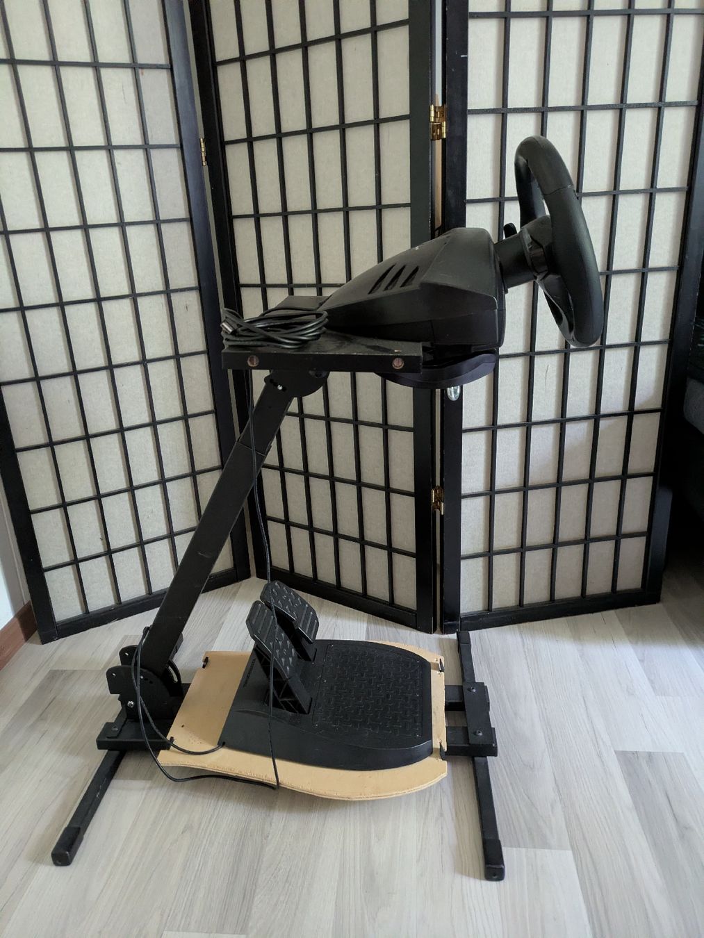 Thrustmaster Controller: Volant thrustmaster avec support  – Usato da Châtonnaye venduto da Enjie