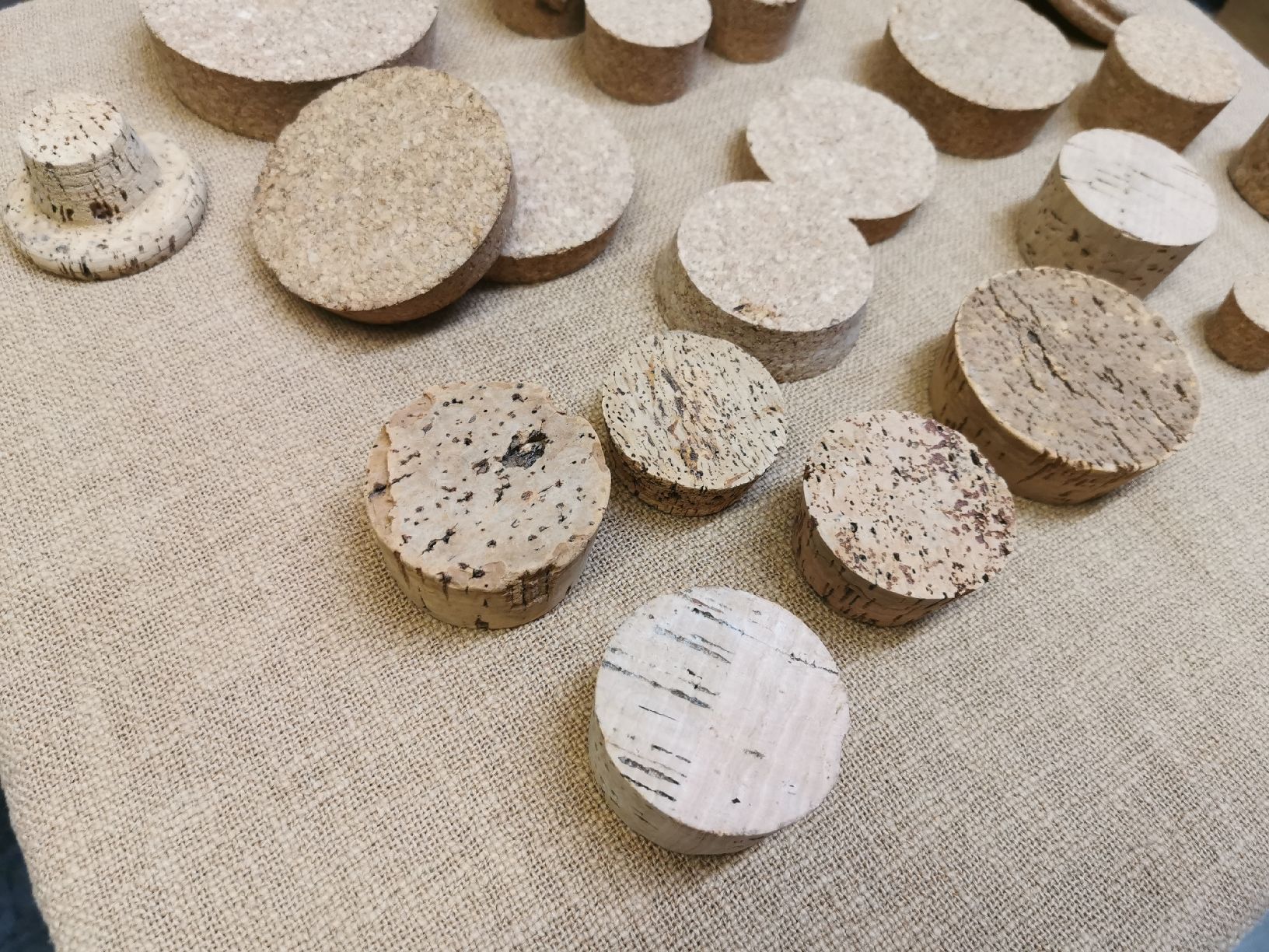 Flaschenöffner & -verschlüsse: Diverse gebrauchte Korken zum Basteln – Gebraucht aus Wetzikon ZH von Tothart 1