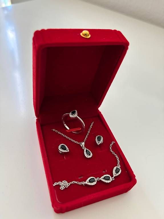 Autres bijoux: Parure en argent 925 – Neuf avec emballage d'origine à Chernex par mel_8db7
