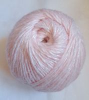 50g weiche Unikatwolle, zart rosa