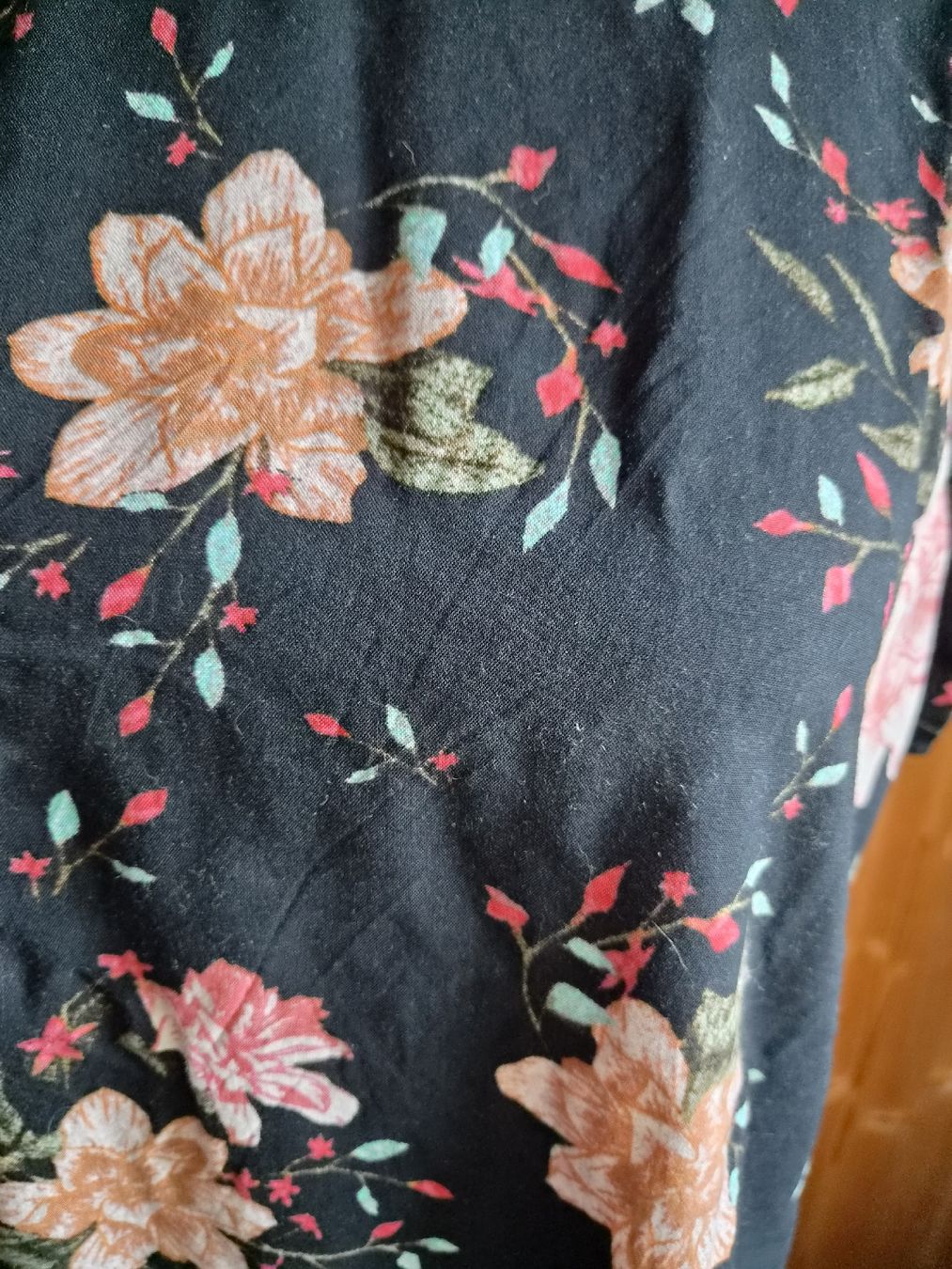 Vero Moda Blusen: Kurzarmbluse Vero Moda Blumenmuster Schwarz Gr. M/L Viskose – Gebraucht aus Wattwil von tannenmeise73 1