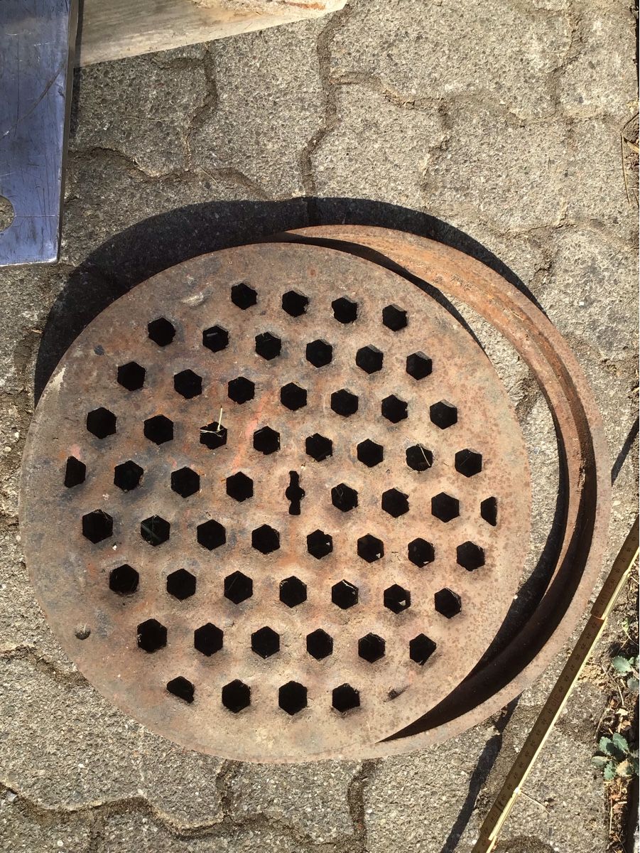 Gitter & Roste: Dohlendeckel mit Ring – Gebraucht aus schönenbuch von Josefus