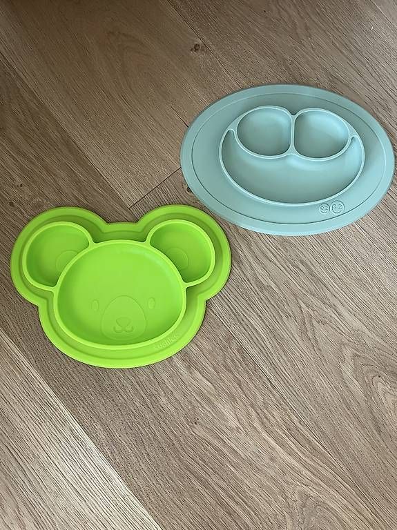 Assiettes: 2 Silikon-Kinderteller mit Saugnapf  – D'occasion à Zürich par elk_56y9