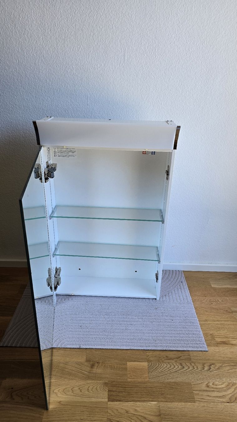 Schneider Armadietti a specchio: Spiegelschrank mit Licht und Steckdose – Usato da Hofstetten SO venduto da FroschOhneKrone 1