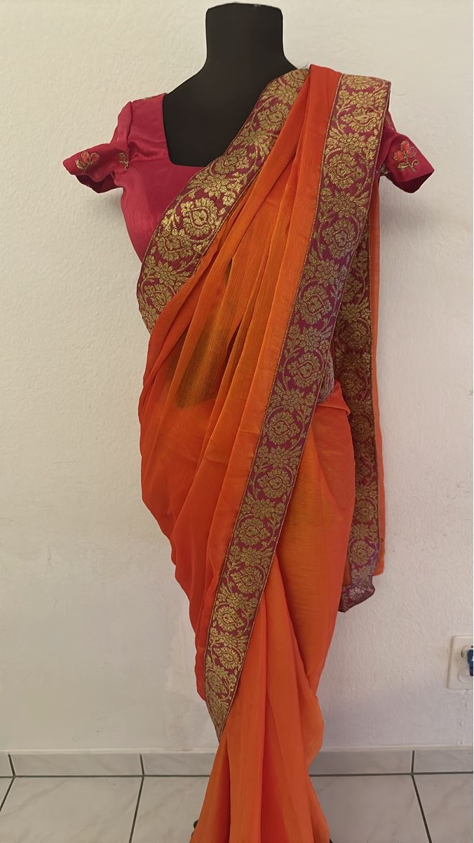 Vestiti: Wunderschönes Sari-Set in Orange-pink mit Goldmuster – Nuovo (secondo la descrizione) da Bösingen venduto da ash_jnn8