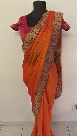 Wunderschönes Sari-Set in Orange-pink mit Goldmuster