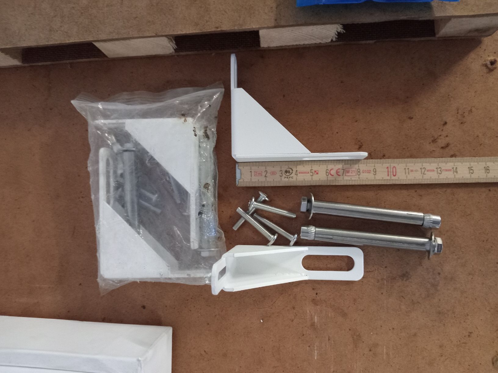 Eisenwaren: 4 Winkel mit Betonanker Dübel  – Neu (gemäss Beschreibung) aus Burgdorf von may_gj7x 1