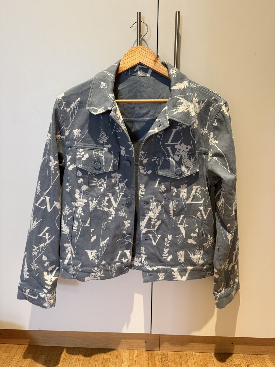 Louis Vuitton Jacken: Louis Vuitton LV Flowers Denim Jacket – Neu (gemäss Beschreibung) aus Genève von SG_73