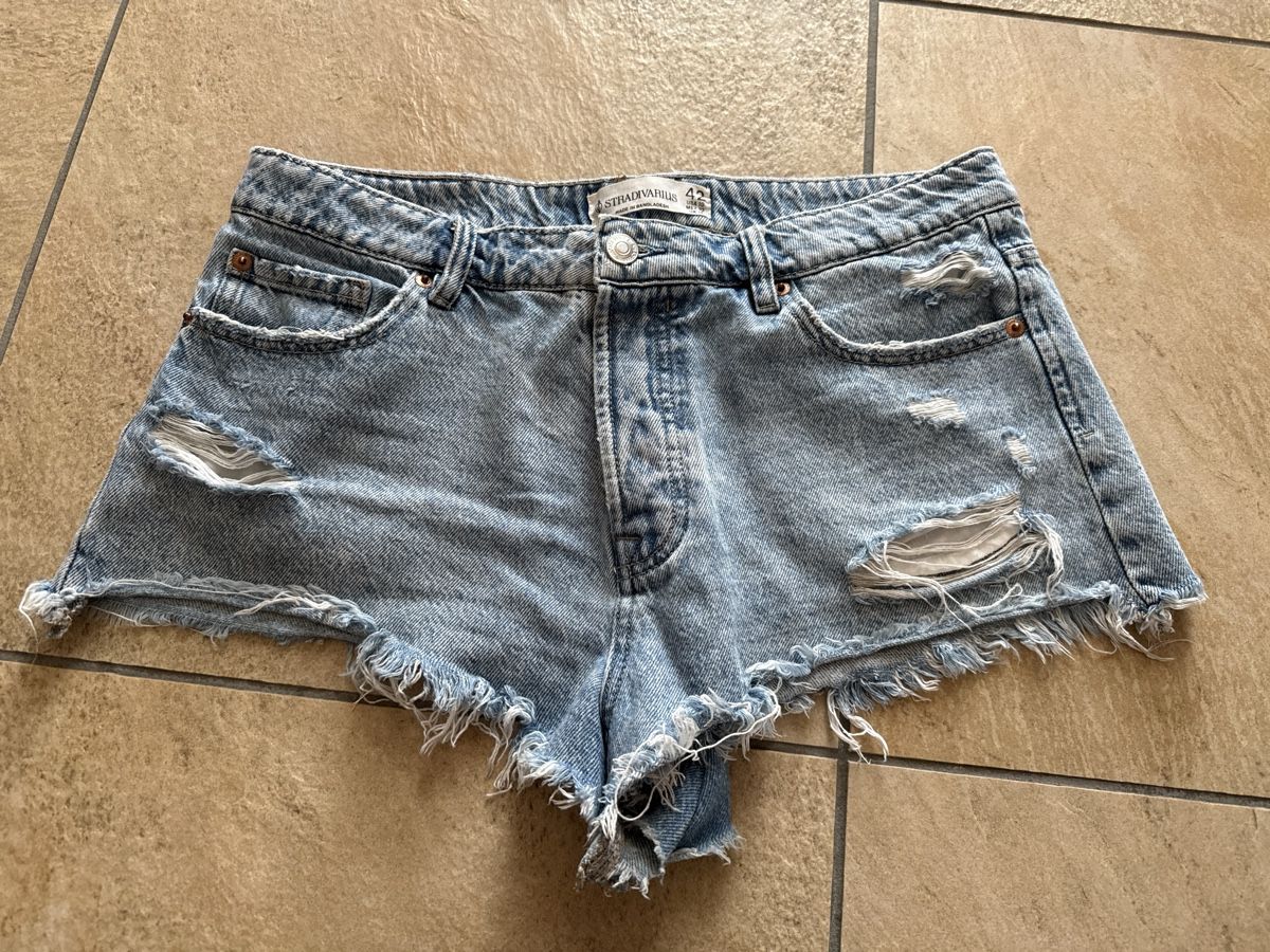 Stradivarius Jeans: Hot Pants Stradivarius Grösse 42 – Nuovo (secondo la descrizione) da Otelfingen venduto da Tommy112