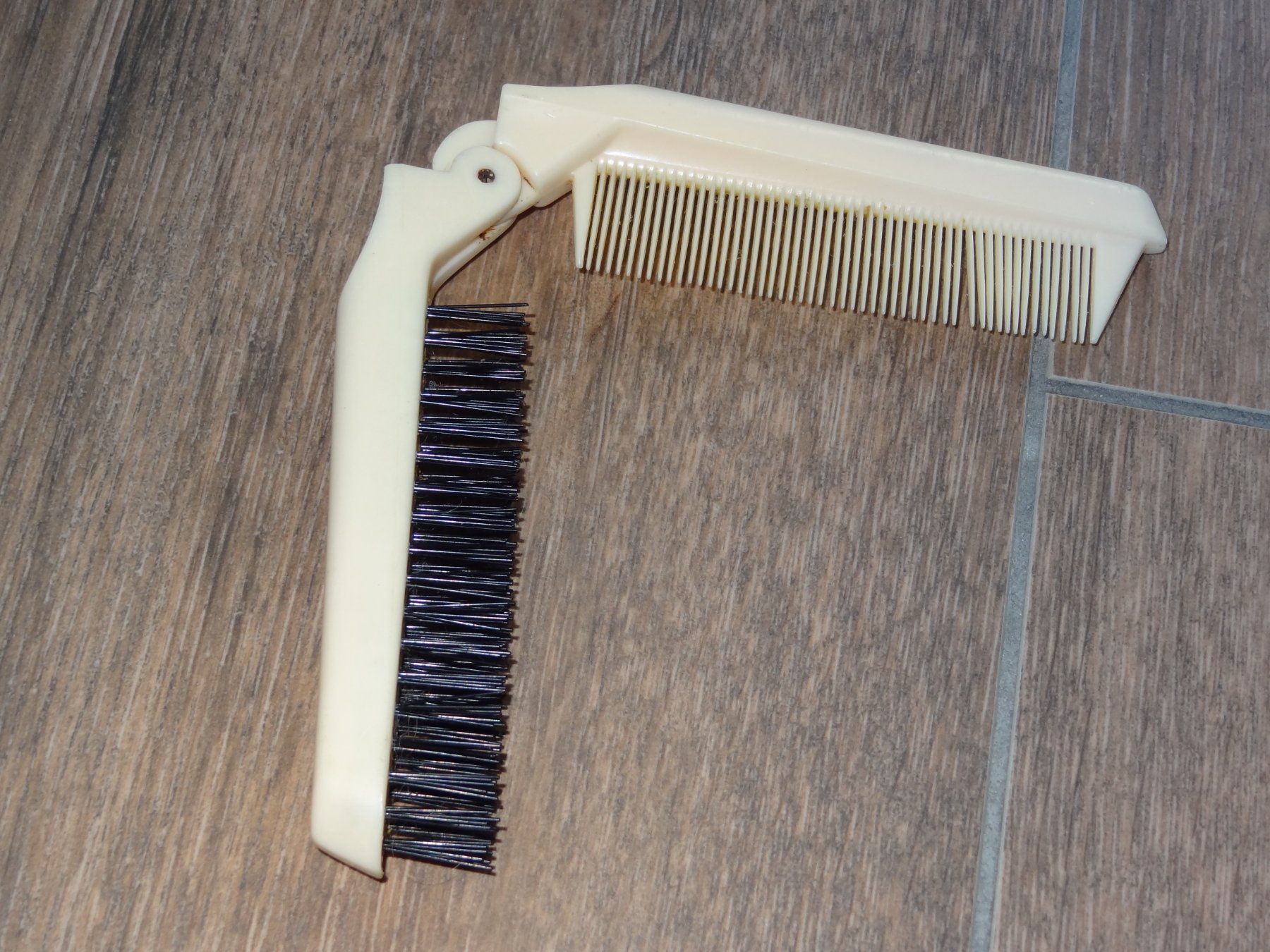Altro per la cura dei capelli: Brosse à Cheveux Pliante Vintage Avon – Usato da Satigny venduto da salvatore73 3