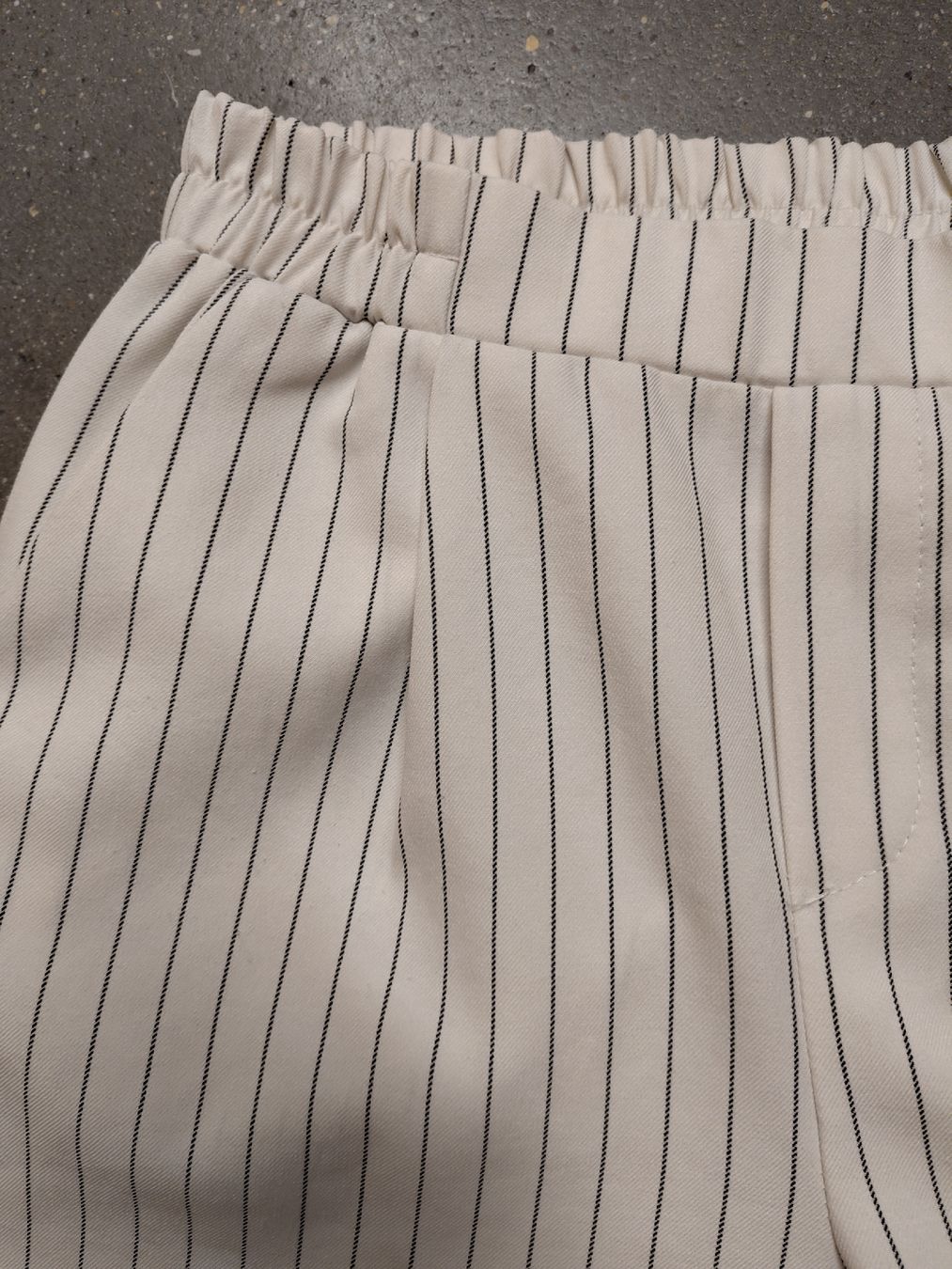 Pantaloni: Weiß gestreifte Hose – Usato da Zürich venduto da aurelie.99 1