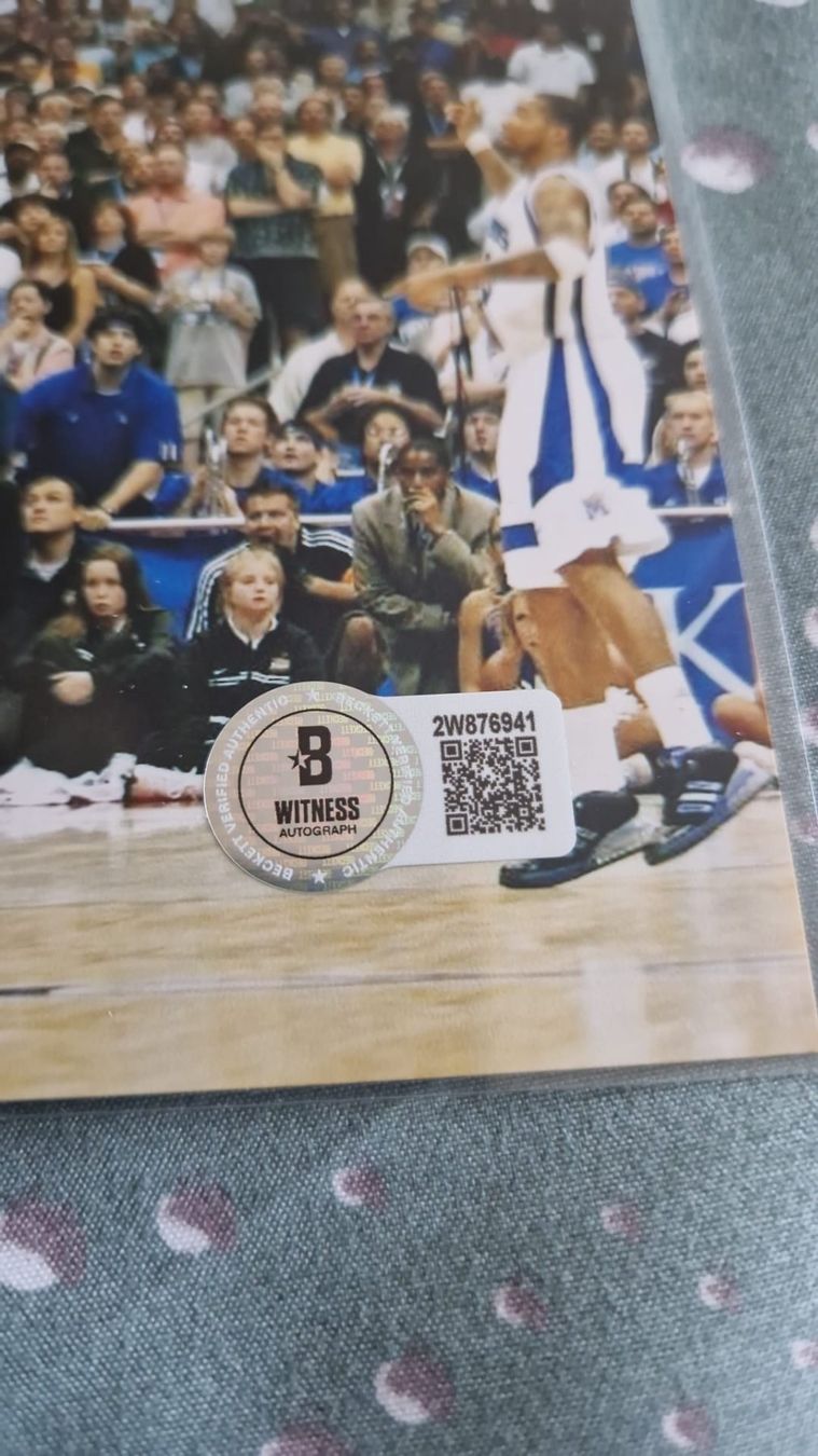 Autografi: Photo dédicacé Mario CHALMERS marquant le buzzer beater NCAA – Nuovo (secondo la descrizione) da Lutry venduto da SwissBBCards 2