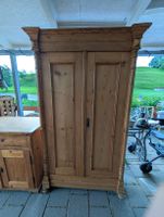 Antiker Tannenholzschrank