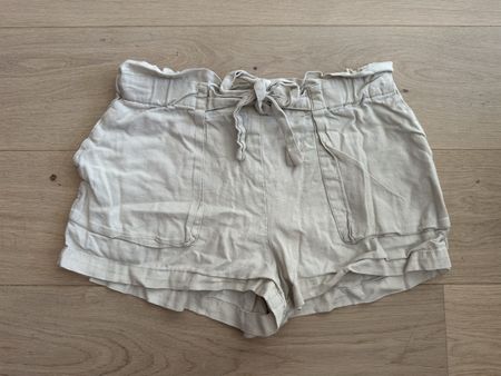 Short beige taille haute et élastique EU 38 M 55% lin