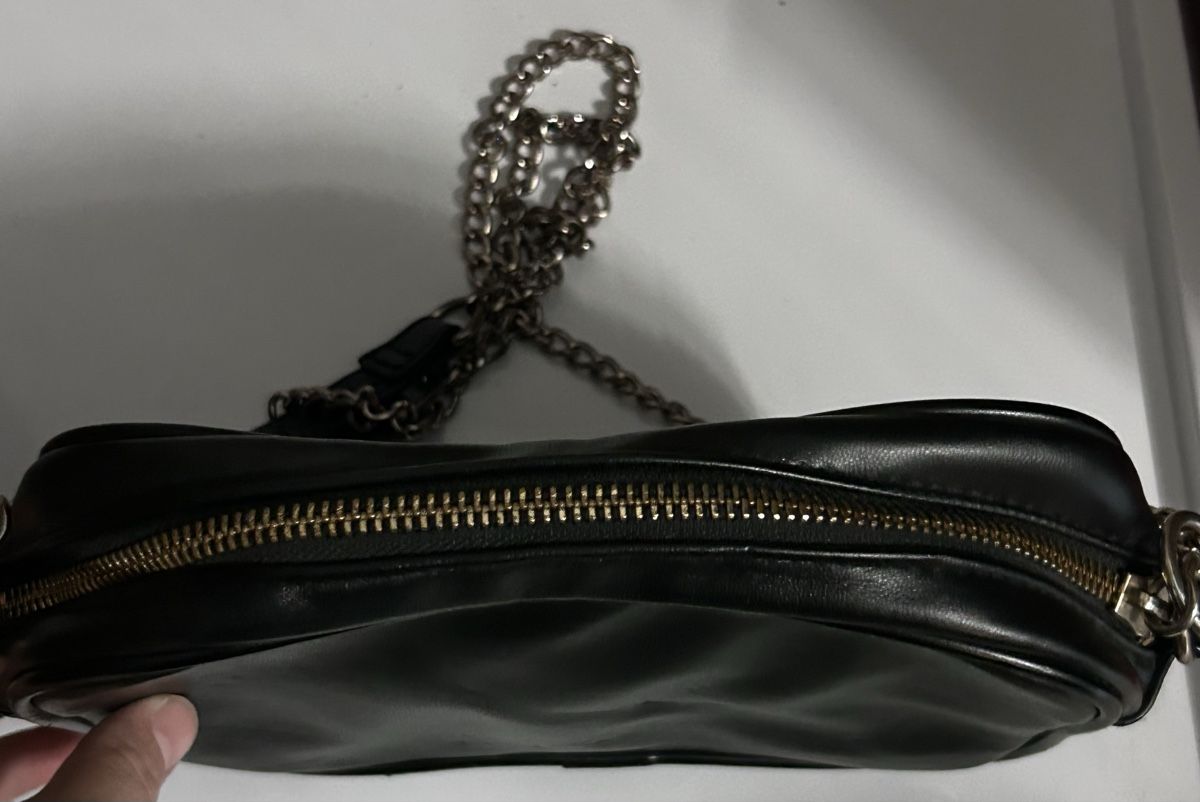 Borse da donna: Schwarze Umhängetasche mit Kette – Usato da Laufen venduto da Jassi.quinn 2