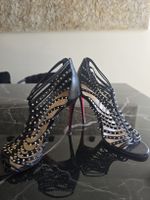Louboutin Sandalen mit Nieten Schwarz