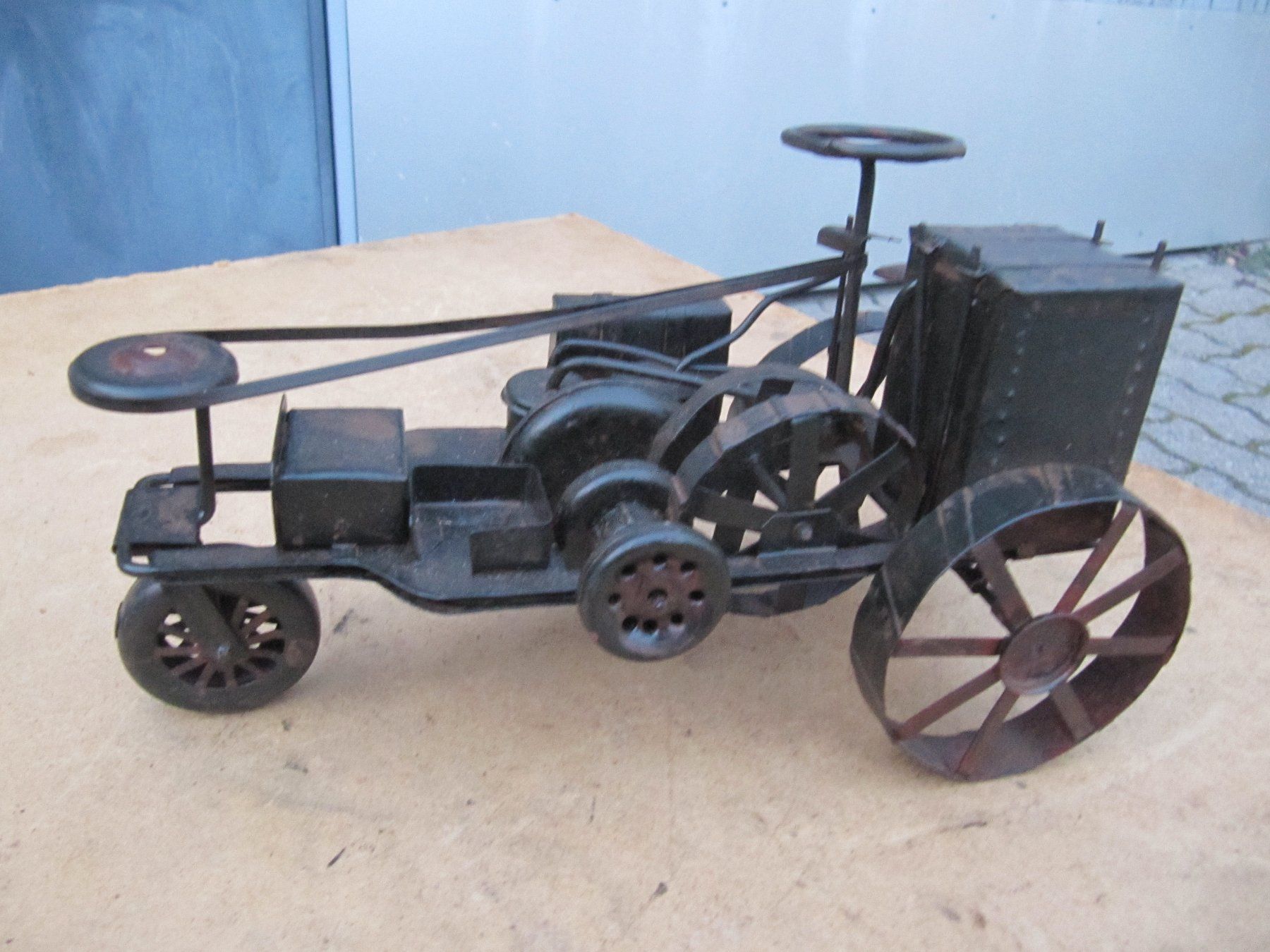 Modellini d'auto: altes Modellauto aus Blech mit Gravur – Usato da Basel venduto da stefan4057
