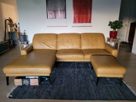 Ledersofa mit Recamière und Hocker