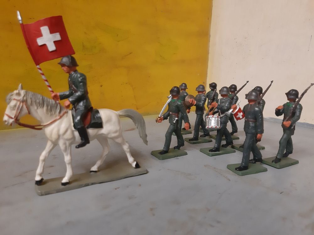 Défilé suisse, Starlux 1