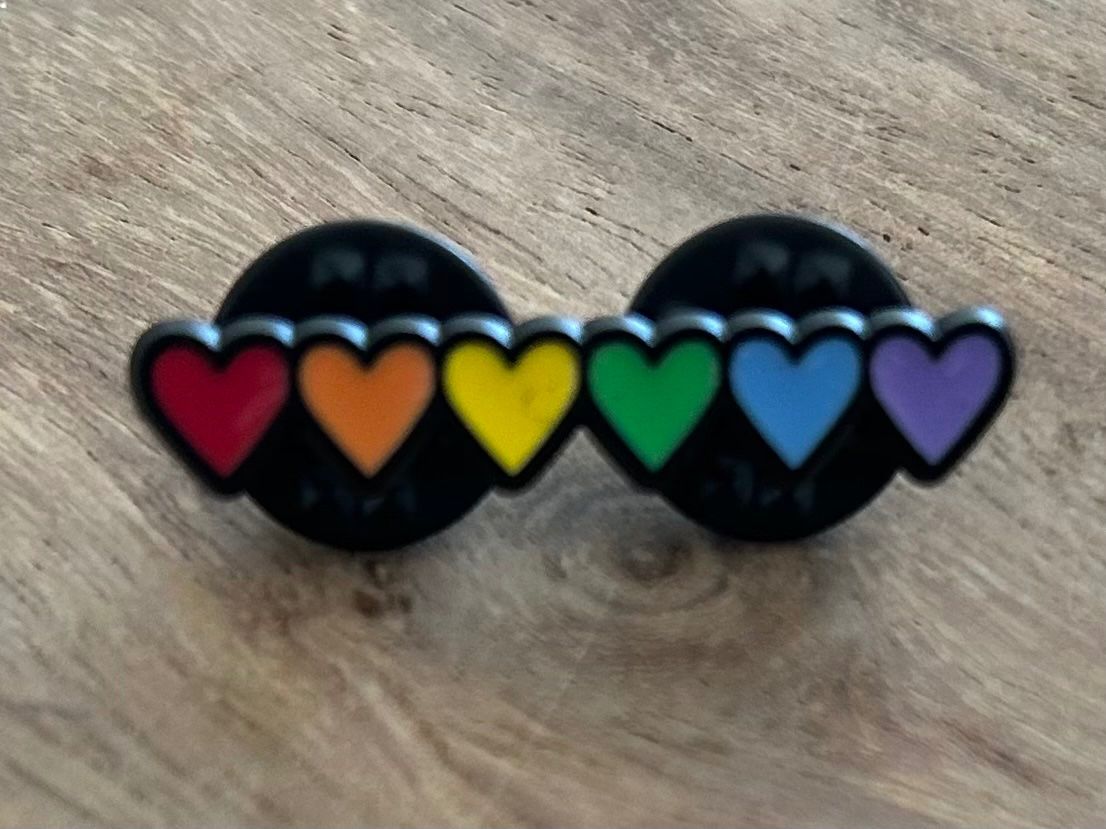 Placchette & Badge: Pin Herzen Regenbogen Farben – Nuovo e nell'imballaggio originale da Geneve venduto da vane267