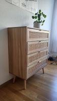 Kommode aus Holz mit Rattanschubladen