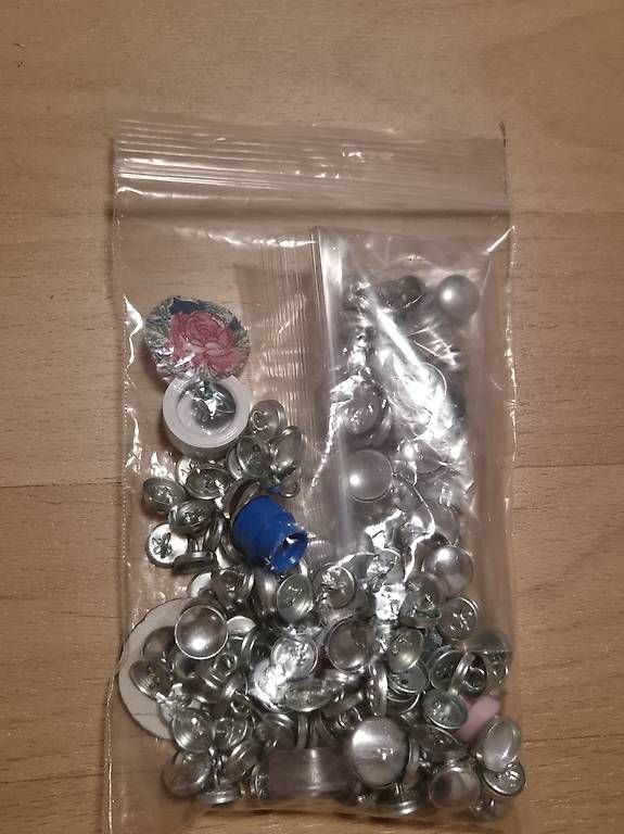 Accessori per altri veicoli: 1 Tüten Knopfrohlinge – Usato da Illnau venduto da Meteno1990