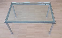Stabiler Couchtisch aus Glas und Metall