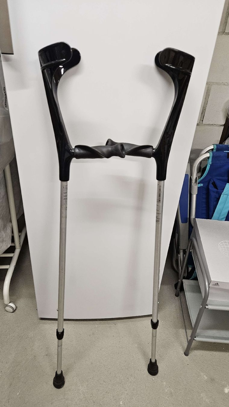 Attrezzature mediche: Ergo-Grip Forearm Crutches - Excellent Condition – Nuovo (secondo la descrizione) da Basel venduto da lum_v9bh
