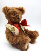 Charmanter Teddybär mit Weste und roter Schleife 30cm