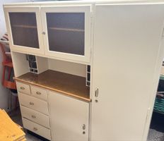 Retro Küchenschrank 50er mit viel Stauraum für den Frühling