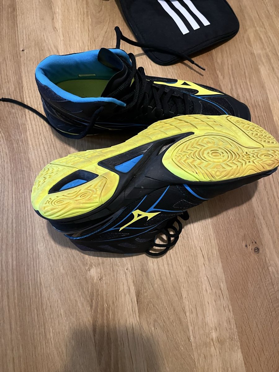 Mizuno Scarpe da uomo: Mizuno, Chaussures de indoor - taille: 42 – Nuovo (secondo la descrizione) da Lausanne venduto da aya_qnx8 4