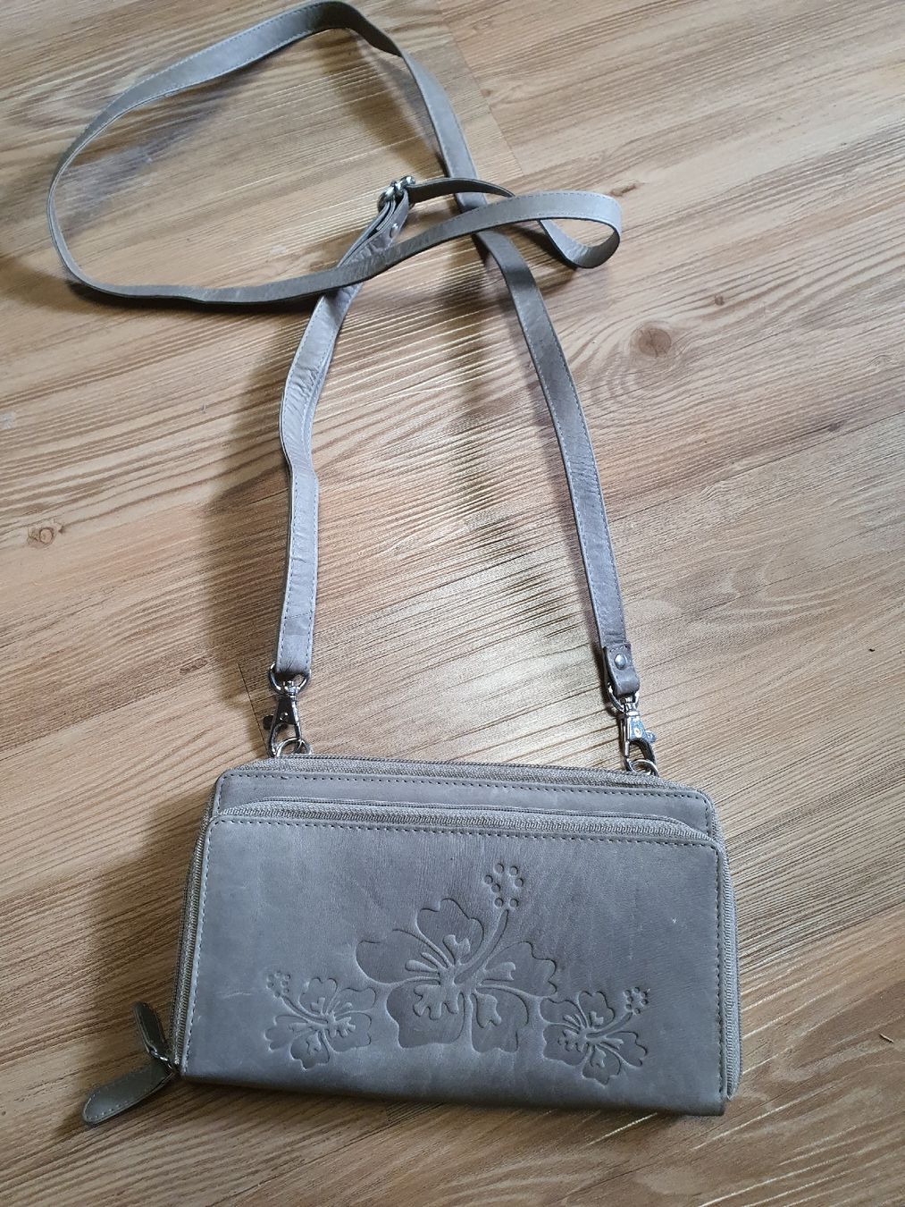 Taschen für Damen: praktische Umhängetasche – Gebraucht aus Flawil von minggeli83