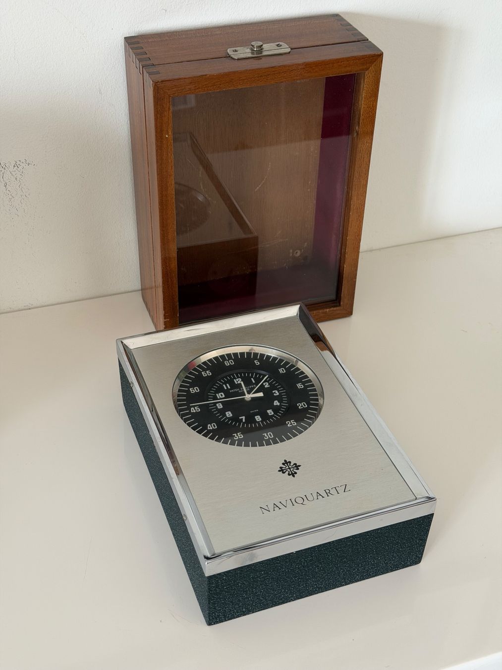 Patek Philippe Orologi da terra & Orologi da parete: Patek Philippe Naviquartz II Table Clock Black Dial – Usato da versoix venduto da Aess 3