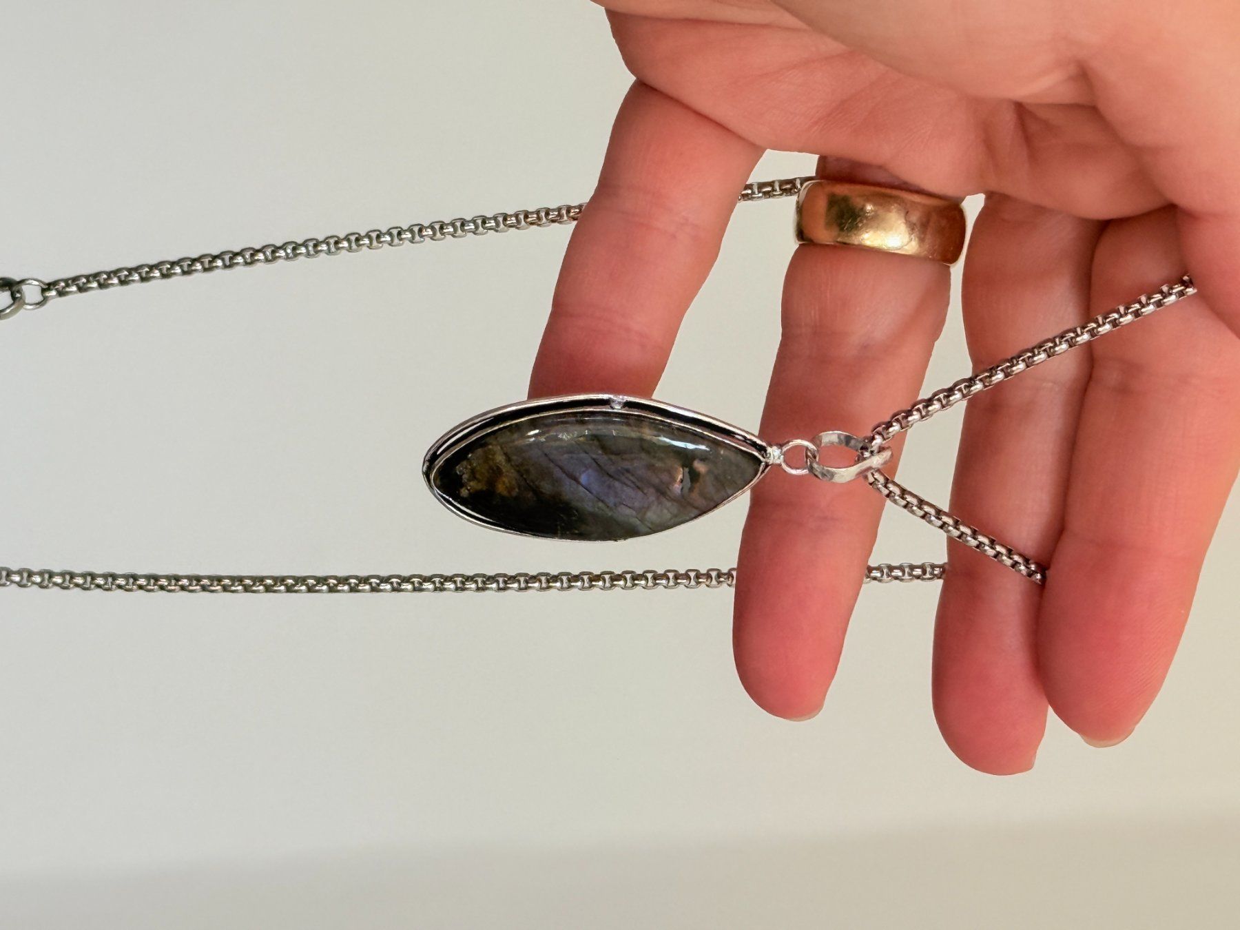 Ketten: Collier avec pendentif labradorite – Neu und originalverpackt aus Genève von AGBERG 5