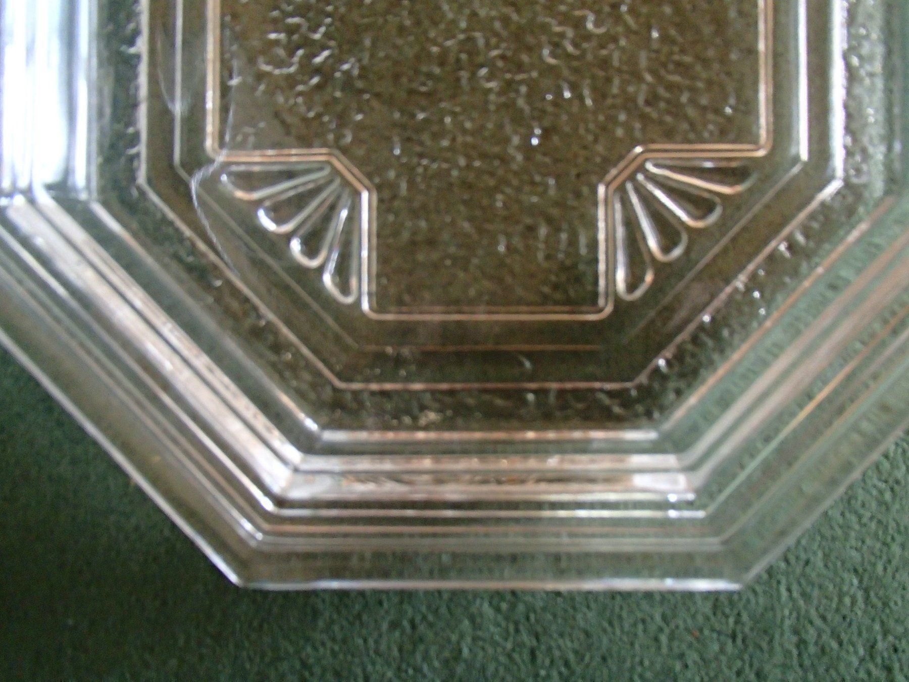 Plateaux: achteckige Glas Kuchen oder Servierplatte mit schönem Muster – D'occasion à Schöfflisdorf par pullux 1