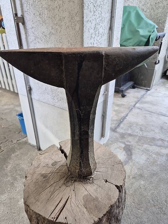 Attrezzi da lavoro: Alter Amboss mit Holzsockel – Usato da Itingen venduto da Joschi016 2