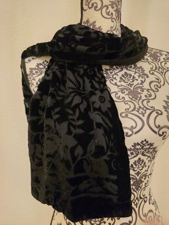Echarpe brodée main en velours noir, motif floral