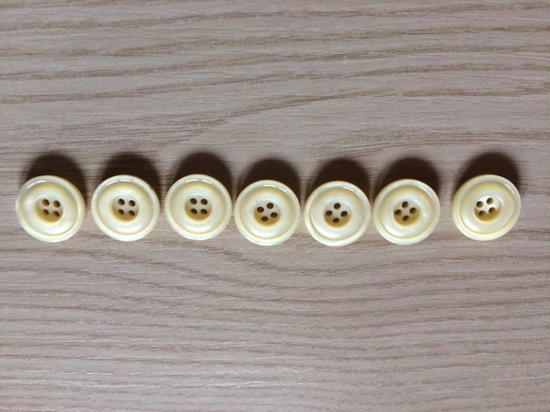 Bottoni: 7 Knöpfe ,  helles beige – Nuovo (secondo la descrizione) da Rickenbach ZH venduto da Topas014