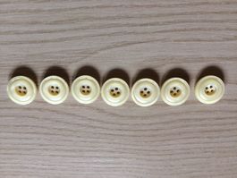 7 Knöpfe ,  helles beige