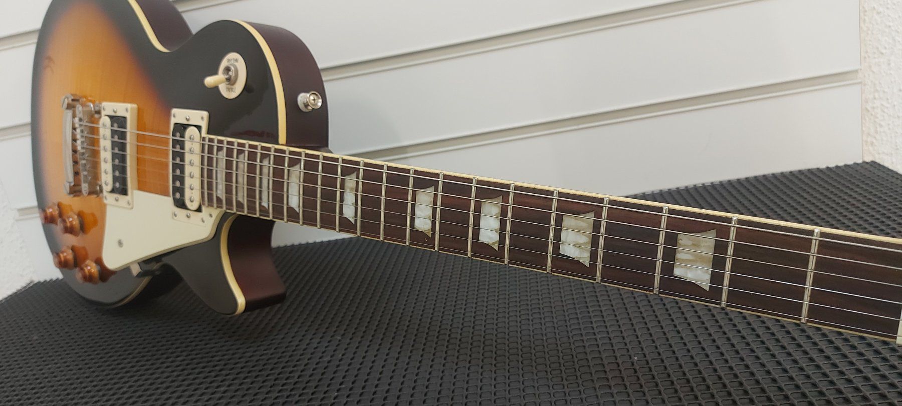 Epiphone Strumenti musicali: Epiphone Les Paul Traditional PRO E-Gitarre Sunburst – Usato da Glattbrugg venduto da Swissmusik 2