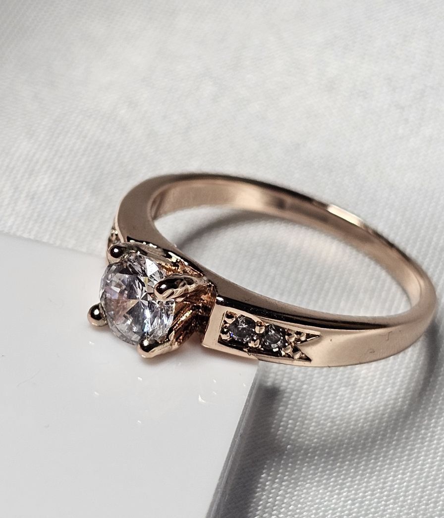 Anelli: Eleganter vergoldeter Ring mit weissem Stein Gr. 8 – Nuovo (secondo la descrizione) da Grenchen venduto da dar_6d52