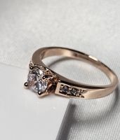 Eleganter vergoldeter Ring mit weissem Stein Gr. 8