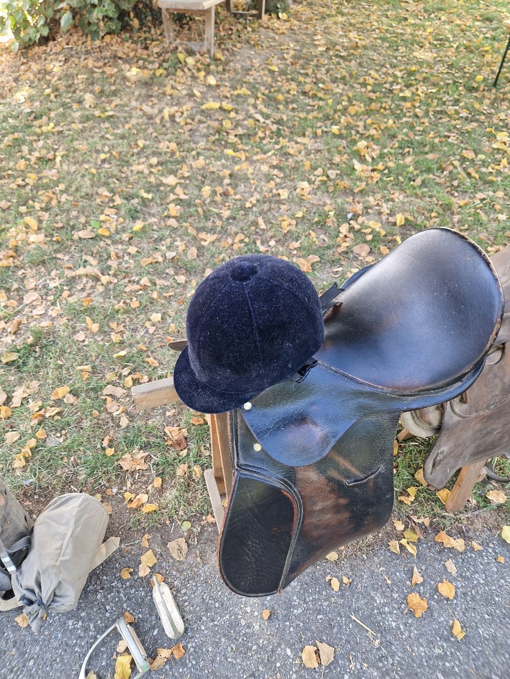 Selles, accessoires: 2 Reitsattel mit Reithelm  – D'occasion à Sempach par zehu 2