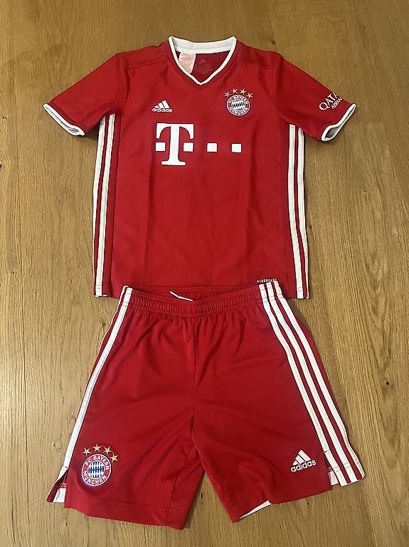 Leibchen & Hosen: Maillot de football  – Gebraucht aus Savigny von Rafael_Frach