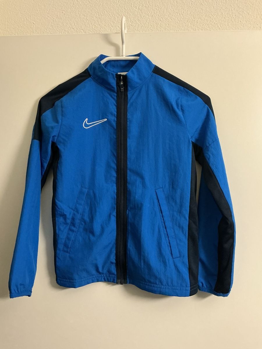Nike Giacche & Cappotti: NIKE Jacke Gr. 122/128 – Usato da Villmergen venduto da schnuu73